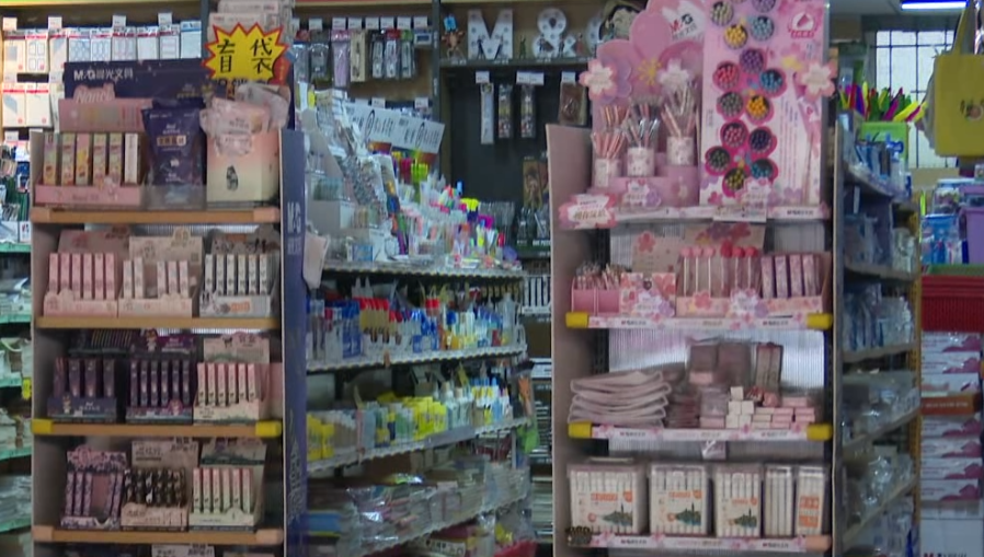 小心上瘾！开学后文具盲盒成学生新宠，专家：易产生赌博心态