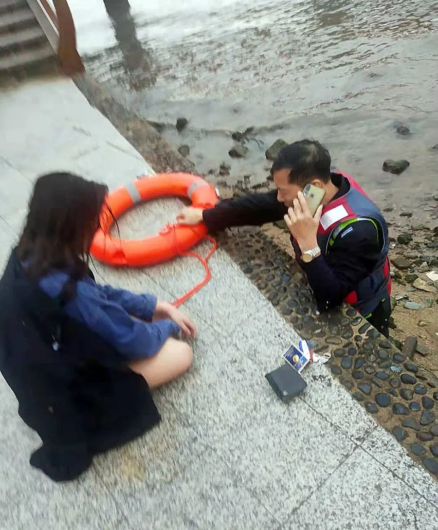 紧急！东莞一女子接个电话，突然跳海轻生...