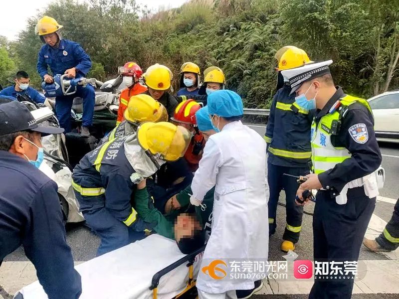 情况危急！东莞高速突发4车相撞！2人被夹车里！
