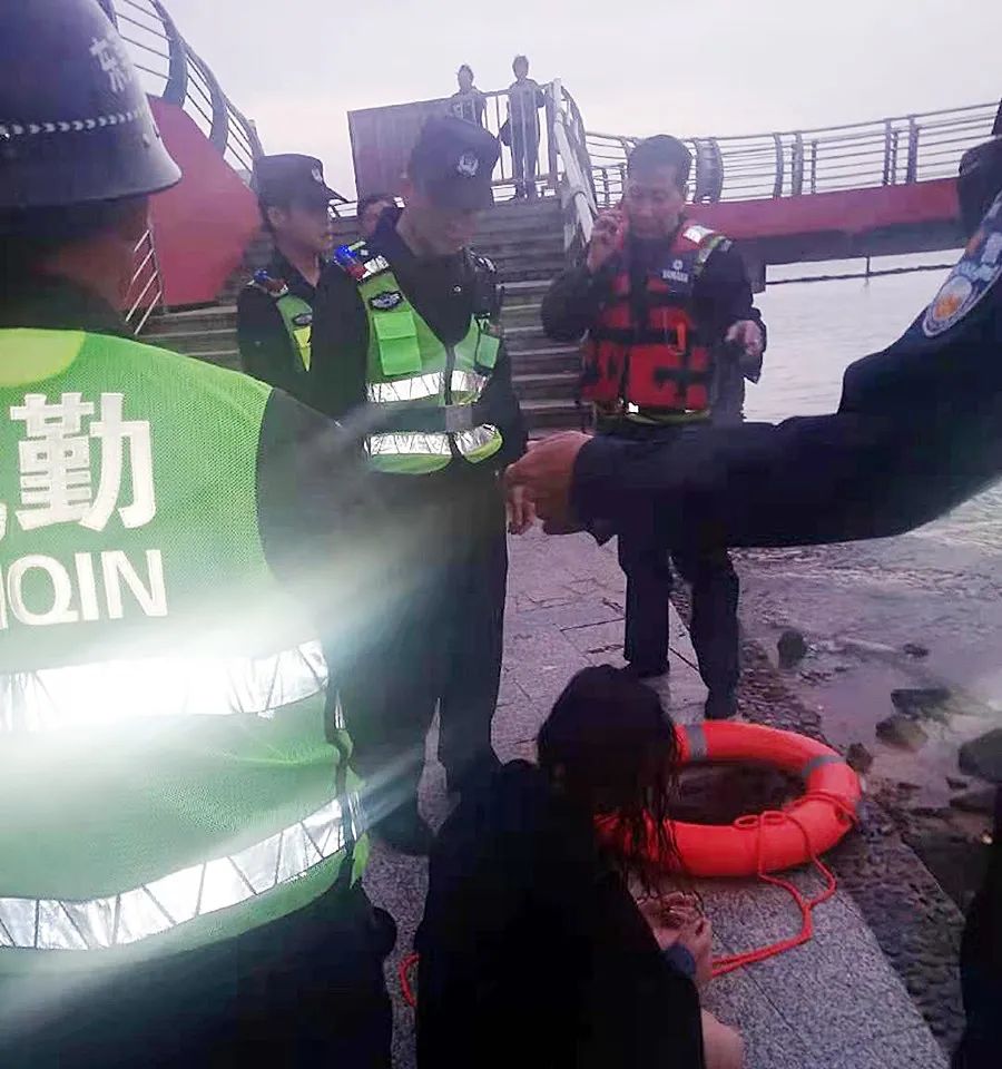 紧急！东莞一女子接个电话，突然跳海轻生...