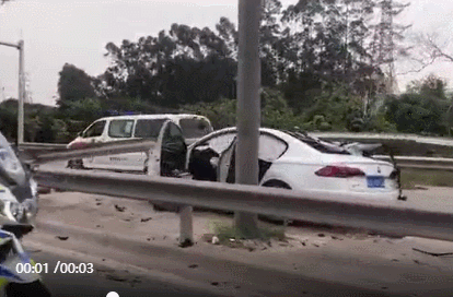 悲剧！东莞​一司机驾车突然失控撞护栏！当场死亡！现场吓人！
