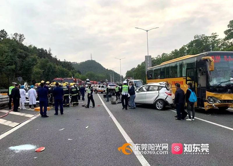 情况危急！东莞高速突发4车相撞！2人被夹车里！
