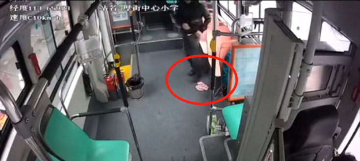 急寻失主！东莞一公交车上有乘客遗落一叠百元大钞！