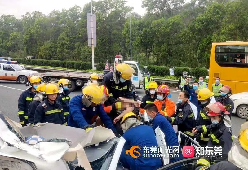 情况危急！东莞高速突发4车相撞！2人被夹车里！