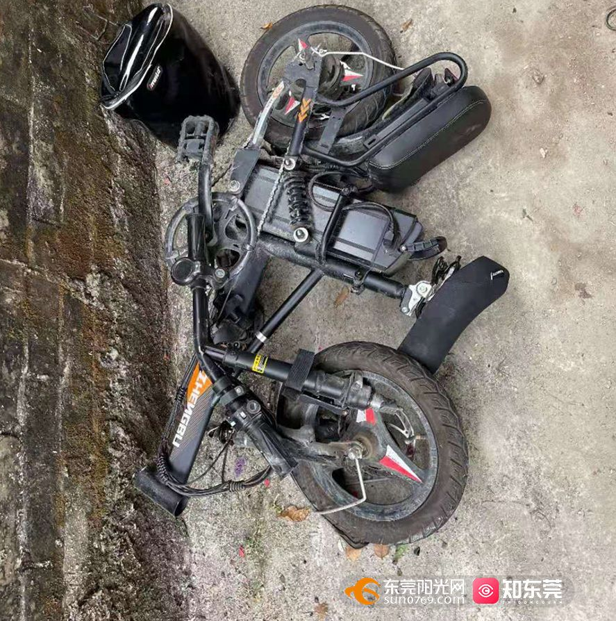 东莞小车撞穿老祠堂附近墙体，更多细节曝光！至于赔偿…