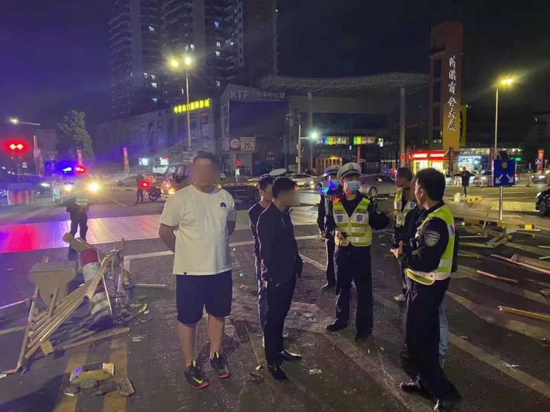 东莞一小车漂移失控撞护栏和5车？官方通报来了！