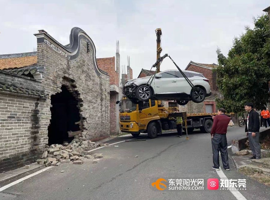 东莞小车撞穿老祠堂附近墙体，更多细节曝光！至于赔偿…
