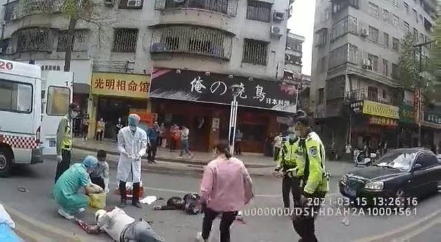 东莞一电动自行车横过马路被撞飞 两人倒地~