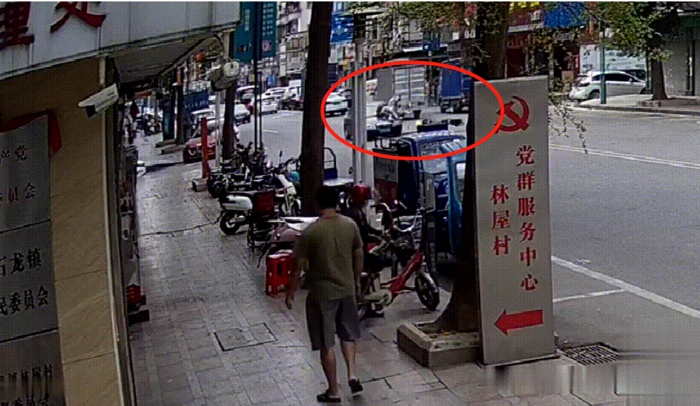 东莞一电动自行车横过马路被撞飞 两人倒地~