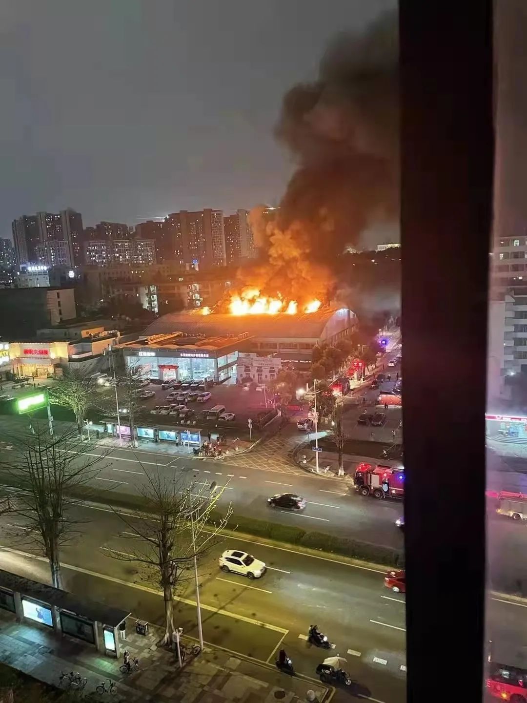 昨晚突发！东莞一汽车4S店发生大火！现场浓烟滚滚!