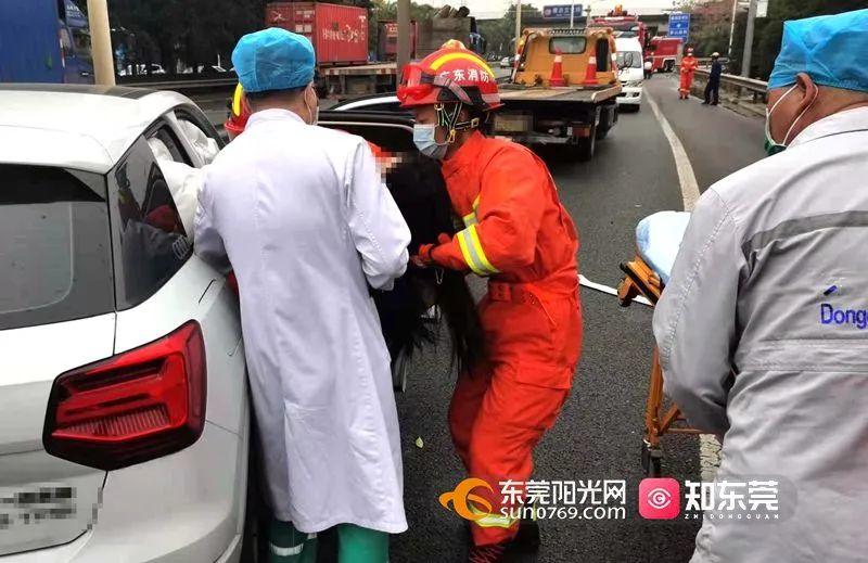 情况危急！东莞高速突发4车相撞！2人被夹车里！