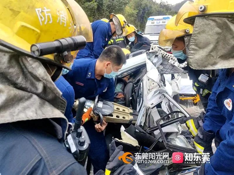 情况危急！东莞高速突发4车相撞！2人被夹车里！