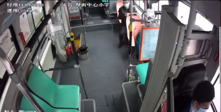 急寻失主！东莞一公交车上有乘客遗落一叠百元大钞！