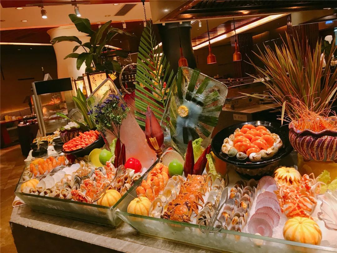 美翻了！莲花山下藏着的星级园林酒店，「双人享六折」海鲜自助晚餐！