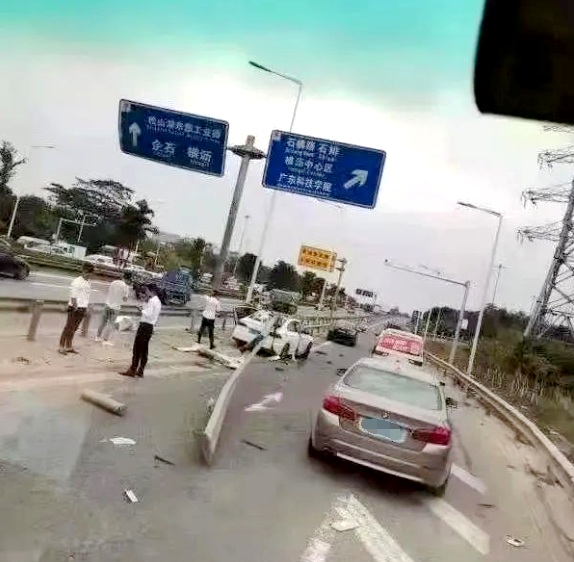 悲剧！东莞​一司机驾车突然失控撞护栏！当场死亡！现场吓人！