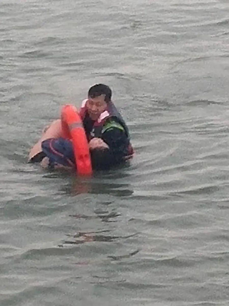 紧急！东莞一女子接个电话，突然跳海轻生...