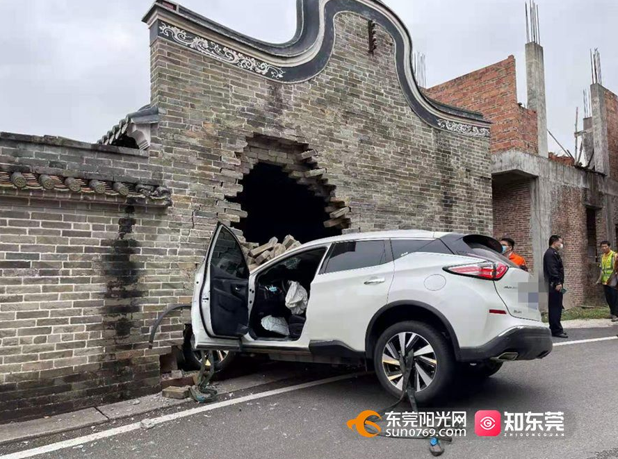 东莞小车撞穿老祠堂附近墙体，更多细节曝光！至于赔偿…