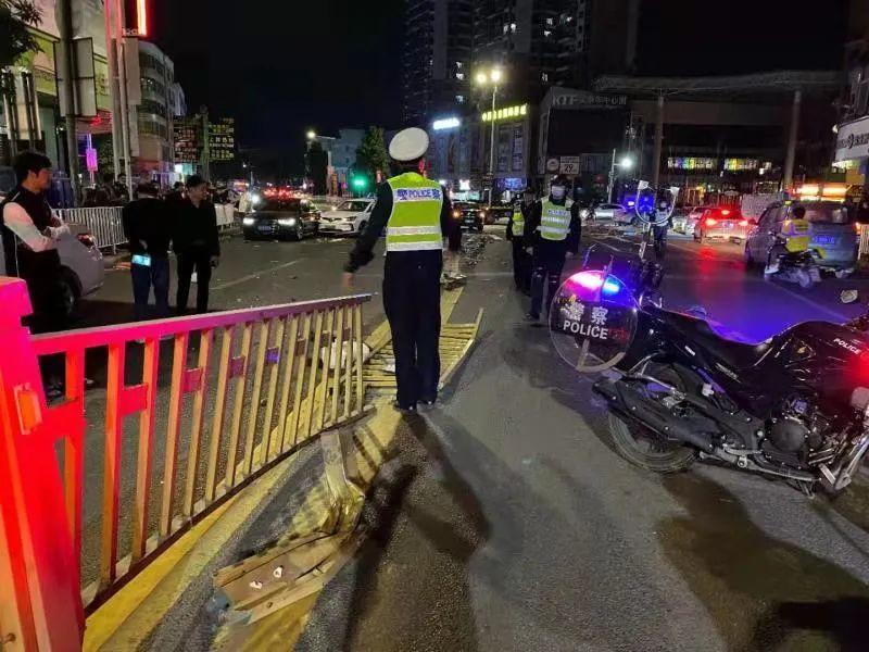 东莞一小车漂移失控撞护栏和5车？官方通报来了！