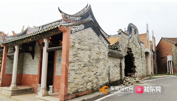 东莞小车撞穿老祠堂附近墙体，更多细节曝光！至于赔偿…
