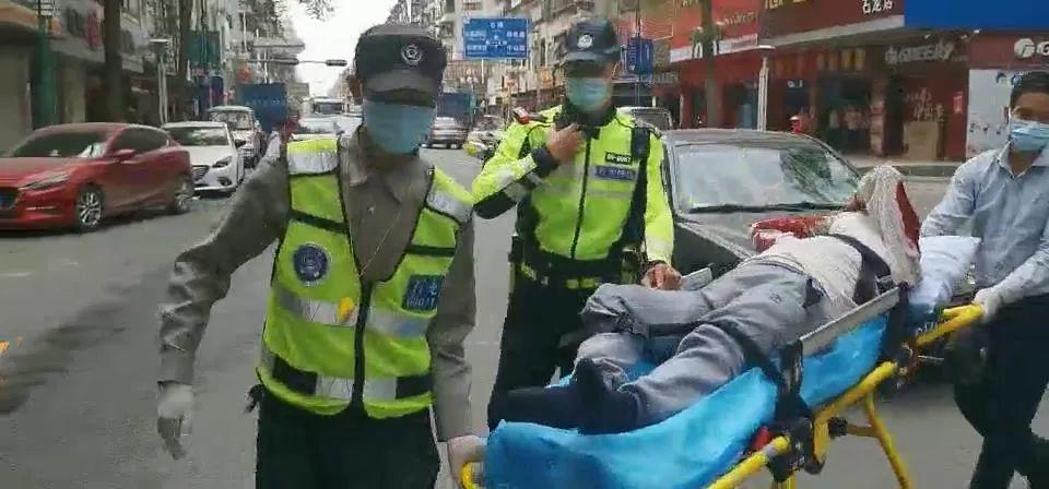 东莞一电动自行车横过马路被撞飞 两人倒地~