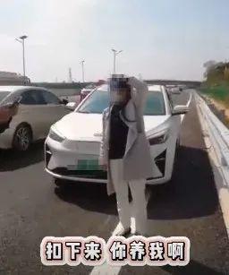 广东这名女司机火了！高速逆行！直怼交警！网友都炸了！