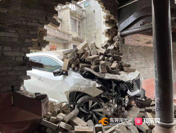 东莞小车撞穿老祠堂附近墙体，更多细节曝光！至于赔偿…