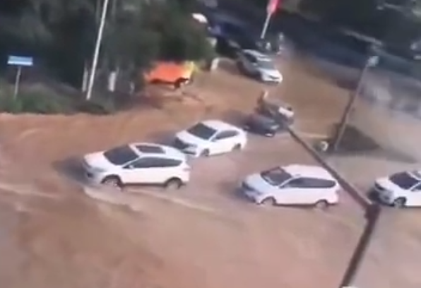 视频吓人！东莞这里水管爆裂，水柱如喷泉高达2层楼！