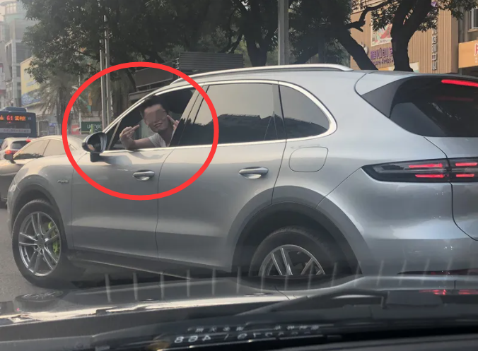 粤S保时捷别车、竖中指、吐口水？警方处理结果来了...
