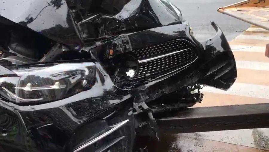 突发！酒驾？还是没睡醒？粤S豪车“强吻”灯柱瞬间“毁容”