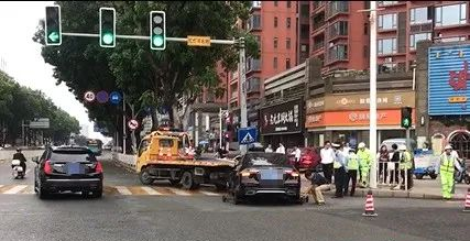 突发！酒驾？还是没睡醒？粤S豪车“强吻”灯柱瞬间“毁容”