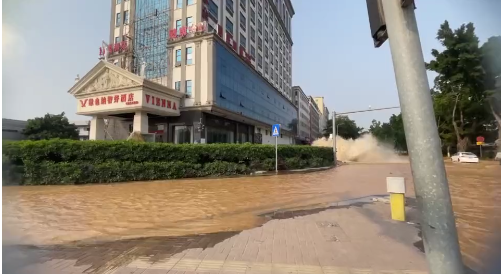 视频吓人！东莞这里水管爆裂，水柱如喷泉高达2层楼！