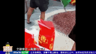 太恶心了！东莞一市场曝光！工人用黑脚处理食物！