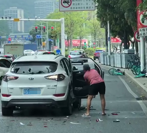 传遍朋友圈! 东莞一丈母娘怒砸女婿车! 警情通报来了...