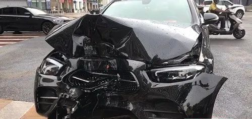突发！酒驾？还是没睡醒？粤S豪车“强吻”灯柱瞬间“毁容”
