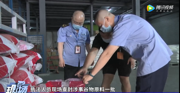 太恶心了！东莞一市场曝光！工人用黑脚处理食物！