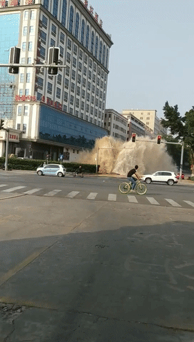 视频吓人！东莞这里水管爆裂，水柱如喷泉高达2层楼！