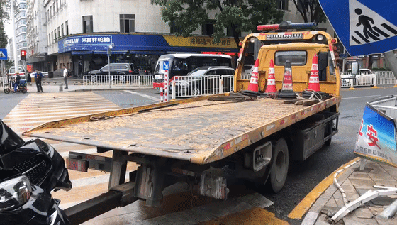 突发！酒驾？还是没睡醒？粤S豪车“强吻”灯柱瞬间“毁容”