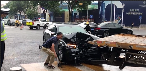 突发！酒驾？还是没睡醒？粤S豪车“强吻”灯柱瞬间“毁容”
