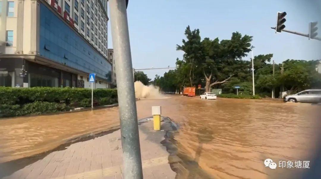 视频吓人！东莞这里水管爆裂，水柱如喷泉高达2层楼！