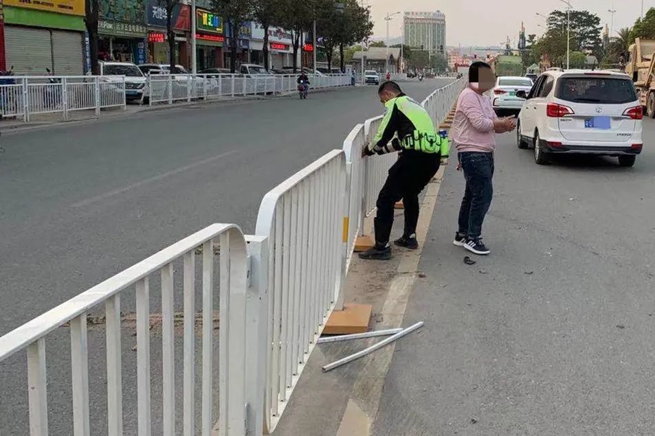 险！东莞一小车被泥头车推行，还有两个孩子在车上……