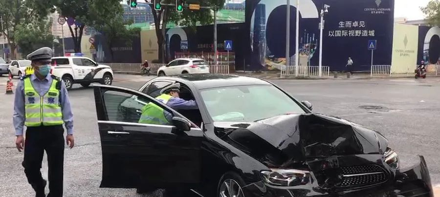 突发！酒驾？还是没睡醒？粤S豪车“强吻”灯柱瞬间“毁容”
