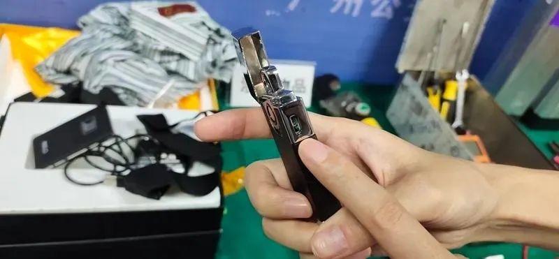 可怕！穿脱衣、洗澡被远程偷窥！夫妻俩被围观8小时! 东莞人赶紧自查！
