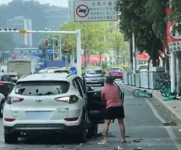 传遍朋友圈! 东莞一丈母娘怒砸女婿车! 警情通报来了...