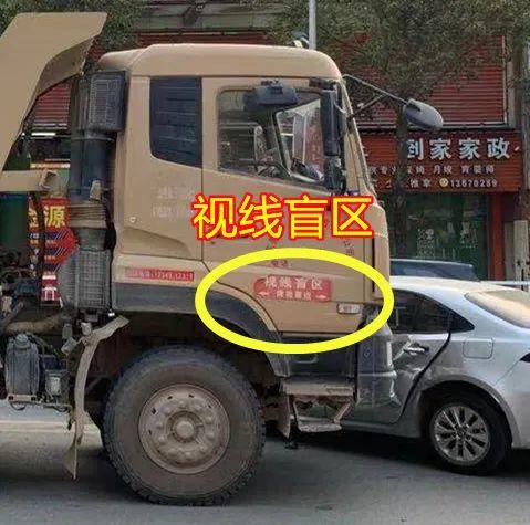 险！东莞一小车被泥头车推行，还有两个孩子在车上……