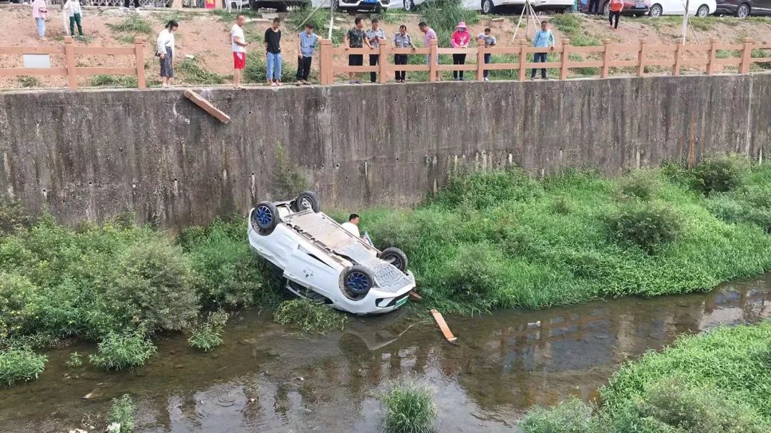 险！东莞一小车在河边玩“蹦极”？90度直接坠下！