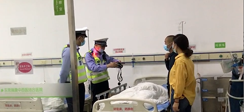 突发！酒驾？还是没睡醒？粤S豪车“强吻”灯柱瞬间“毁容”
