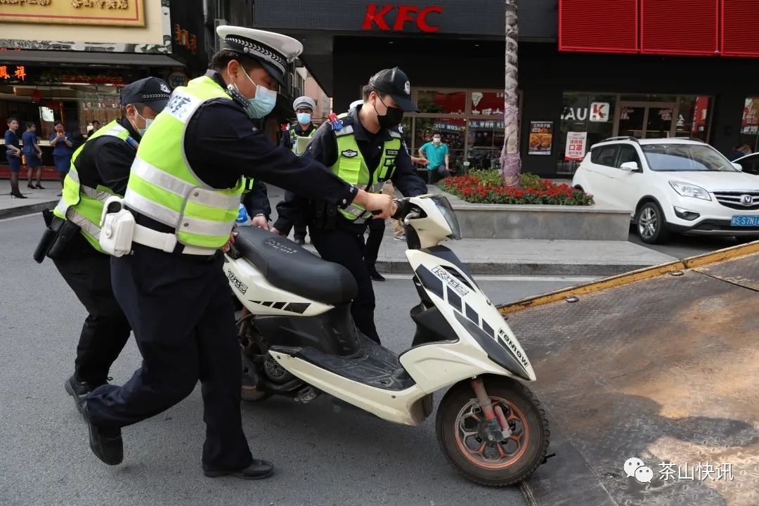 震撼！东莞这个镇街公开销毁2202辆违法摩托车！