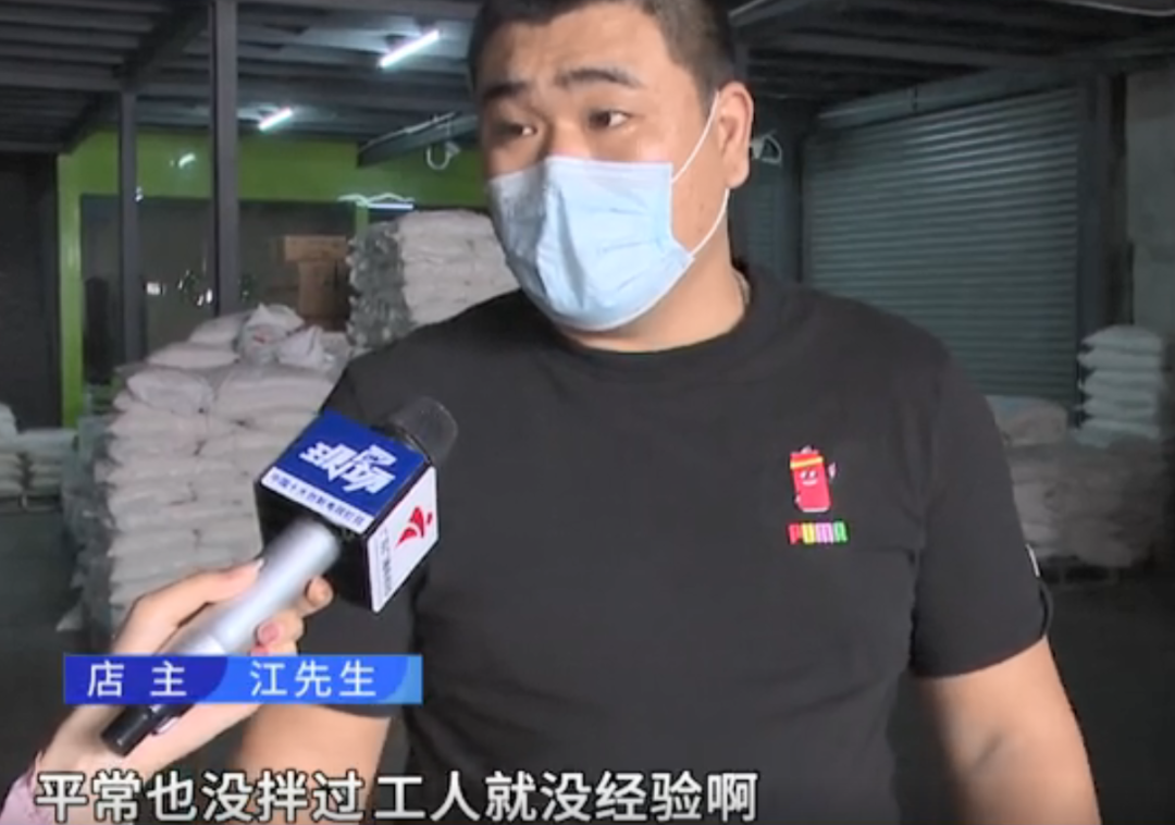 太恶心了！东莞一市场曝光！工人用黑脚处理食物！