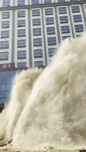 视频吓人！东莞这里水管爆裂，水柱如喷泉高达2层楼！