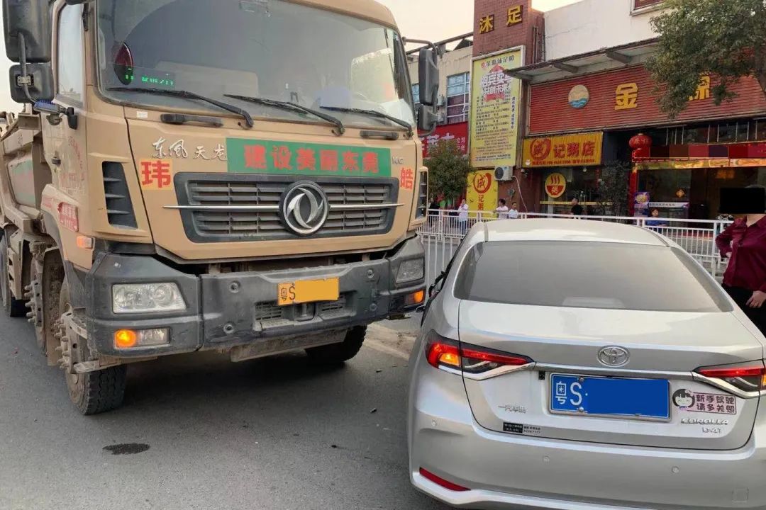 险！东莞一小车被泥头车推行，还有两个孩子在车上……